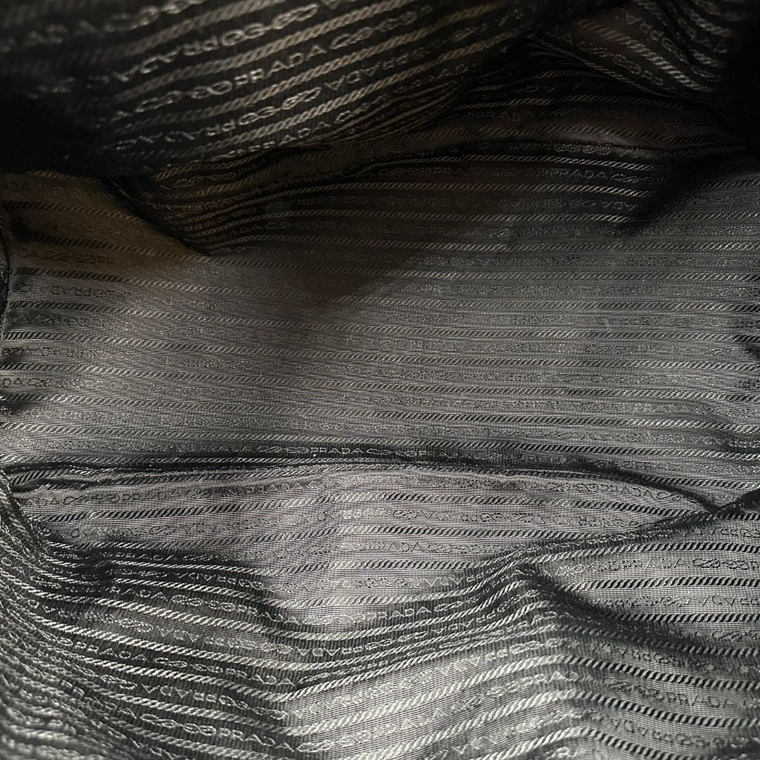 interno Borsa Prada in pelle saffiano nera con strisce verdi e bianche; munita di doppi manici e una tracolla amovibile e regolabile, di lusso, originale, ottime condizioni, usata. 