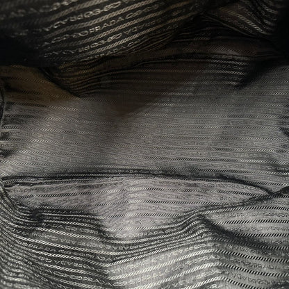 interno Borsa Prada in pelle saffiano nera con strisce verdi e bianche; munita di doppi manici e una tracolla amovibile e regolabile, di lusso, originale, ottime condizioni, usata. 