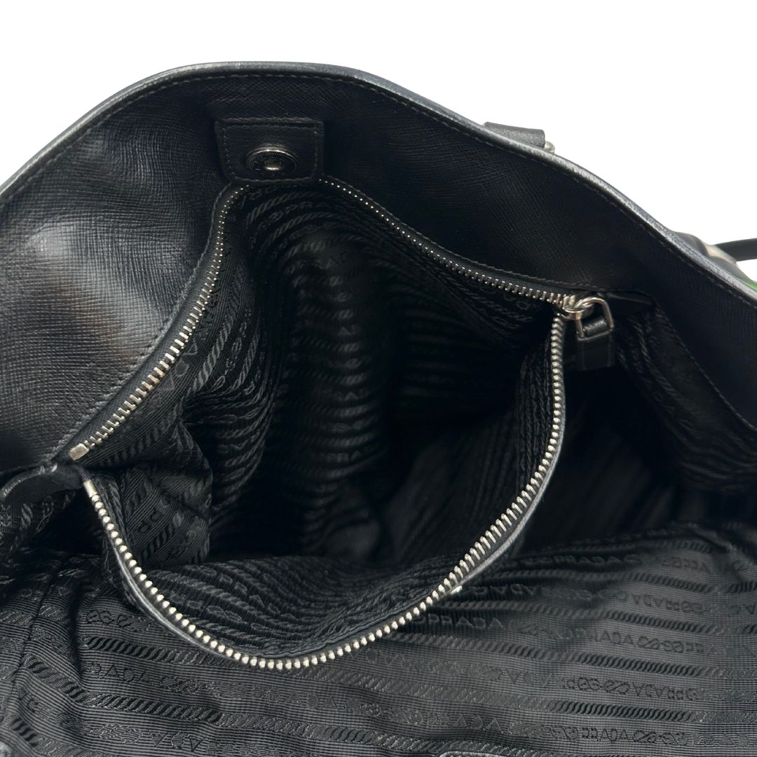 interno Borsa Prada in pelle saffiano nera con strisce verdi e bianche; munita di doppi manici e una tracolla amovibile e regolabile, di lusso, originale, ottime condizioni, usata. 