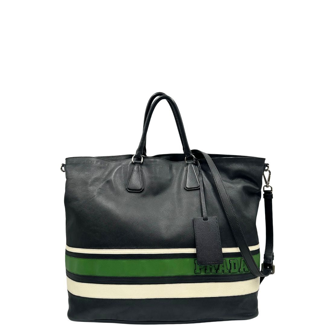 front Borsa Prada in pelle saffiano nera con strisce verdi e bianche; munita di doppi manici e una tracolla amovibile e regolabile, di lusso, originale, ottime condizioni, usata. 