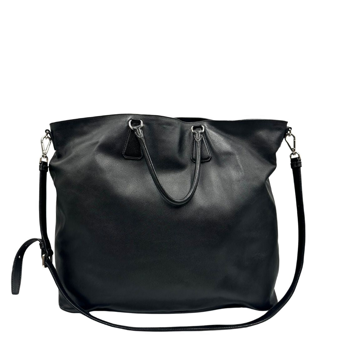 retro Borsa Prada in pelle saffiano nera con strisce verdi e bianche; munita di doppi manici e una tracolla amovibile e regolabile, di lusso, originale, ottime condizioni, usata. 