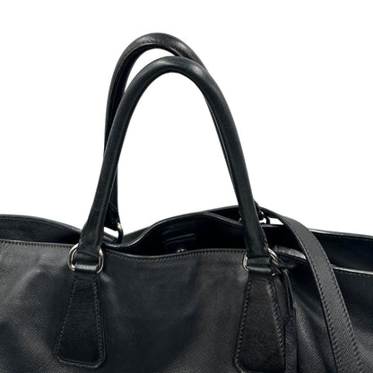 manici Borsa Prada in pelle saffiano nera con strisce verdi e bianche; munita di doppi manici e una tracolla amovibile e regolabile, di lusso, originale, ottime condizioni, usata.