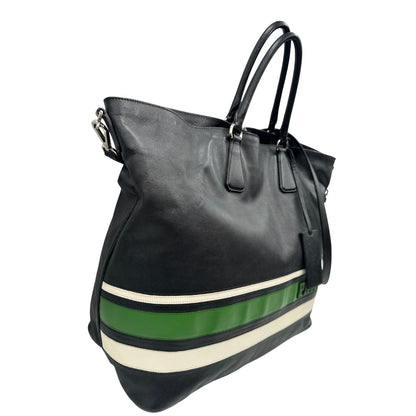lato Borsa Prada in pelle saffiano nera con strisce verdi e bianche; munita di doppi manici e una tracolla amovibile e regolabile, di lusso, originale, ottime condizioni, usata. 