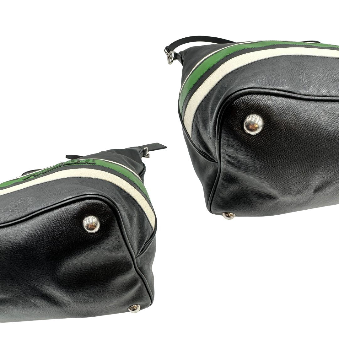 angoli Borsa Prada in pelle saffiano nera con strisce verdi e bianche; munita di doppi manici e una tracolla amovibile e regolabile, di lusso, originale, ottime condizioni, usata. 