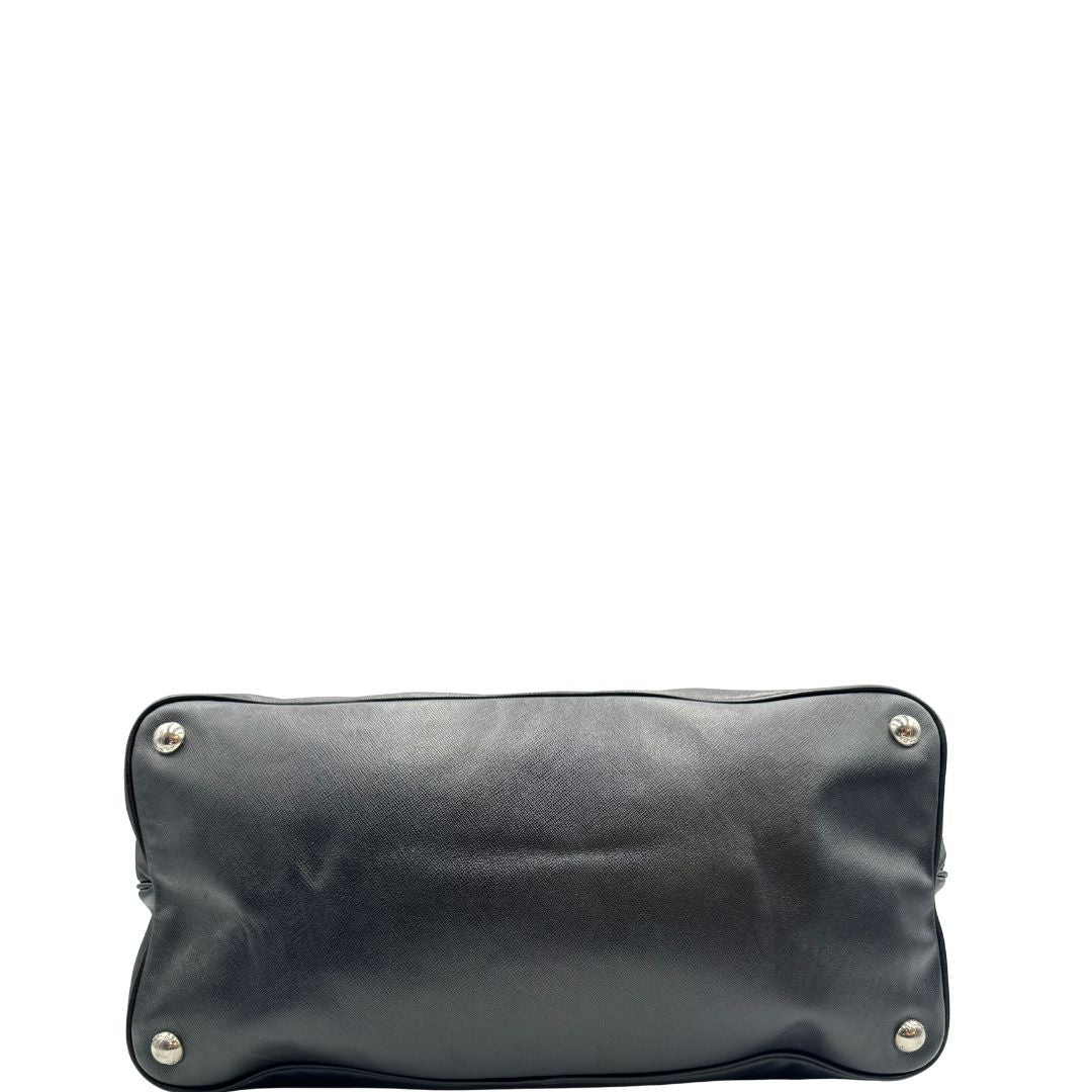 base Borsa Prada in pelle saffiano nera con strisce verdi e bianche; munita di doppi manici e una tracolla amovibile e regolabile, di lusso, originale, ottime condizioni, usata. 