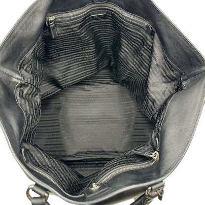 interno Borsa Prada in pelle saffiano nera con strisce verdi e bianche; munita di doppi manici e una tracolla amovibile e regolabile, di lusso, originale, ottime condizioni, usata. 