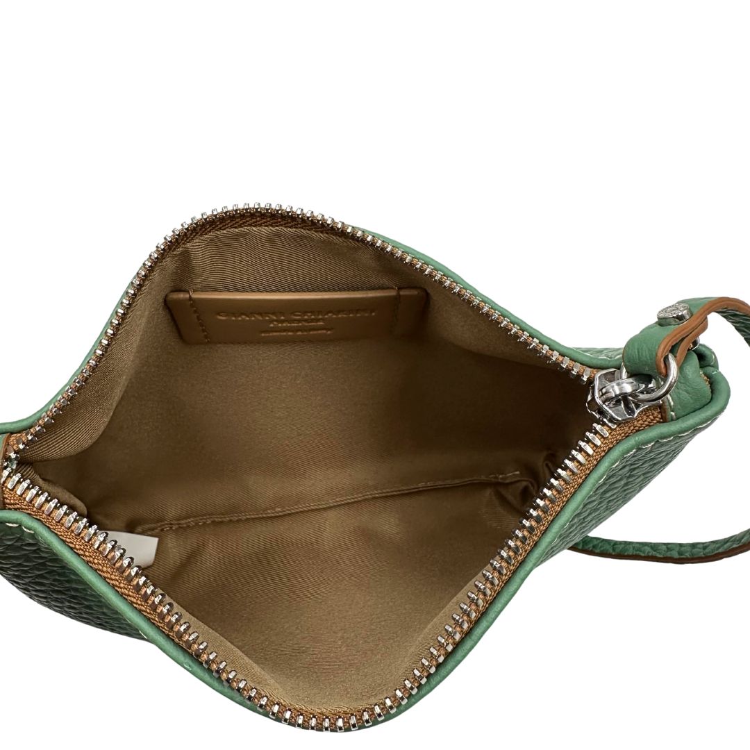 interno Borsa Gianni Chiarini in pelle martellata color verde menta; munita di una pochette amovibile, doppi manici e una tracolla. Completa di dustbag e cartellino, di lusso, usata, originale. 