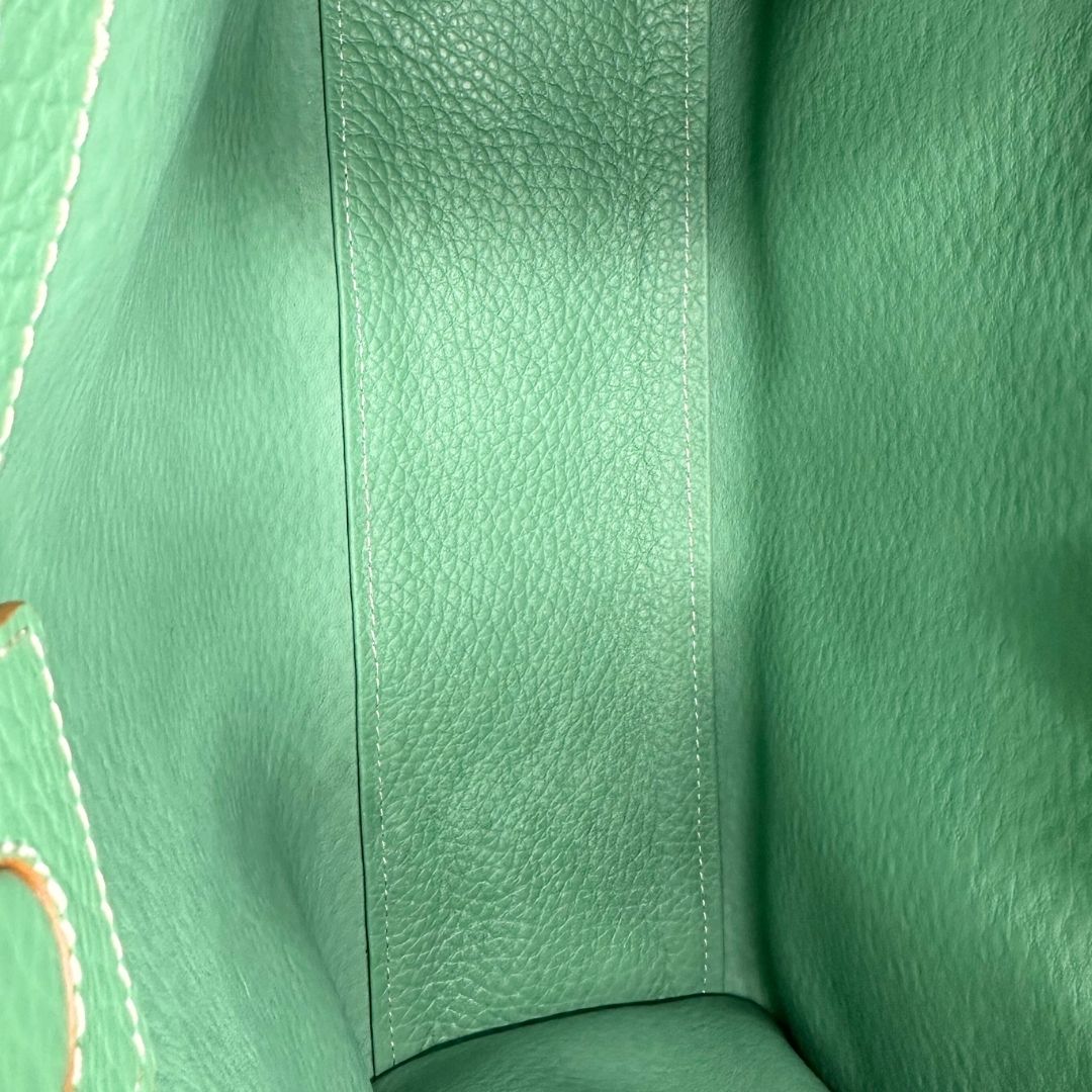 interno Borsa Gianni Chiarini in pelle martellata color verde menta; munita di una pochette amovibile, doppi manici e una tracolla. Completa di dustbag e cartellino, di lusso, usata, originale. 