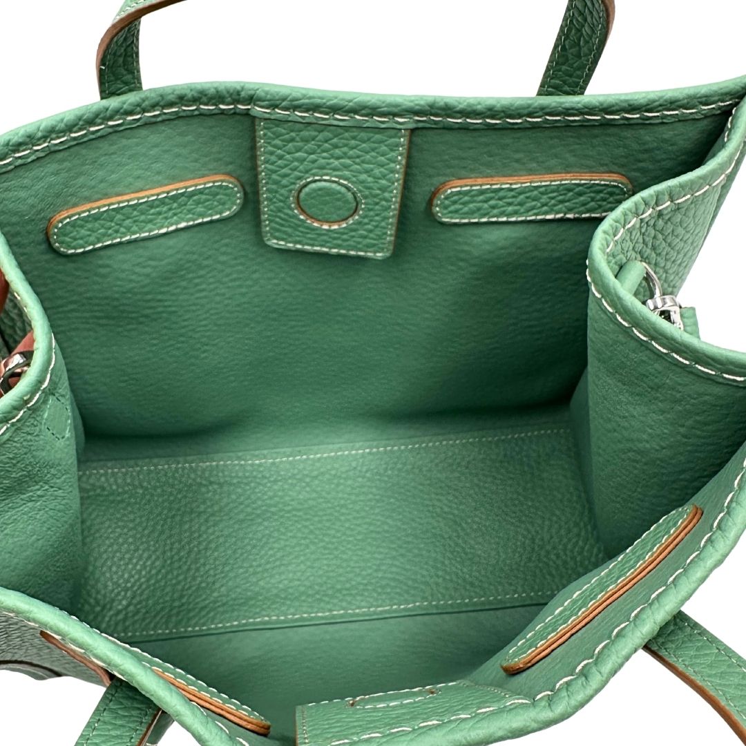 interno Borsa Gianni Chiarini in pelle martellata color verde menta; munita di una pochette amovibile, doppi manici e una tracolla. Completa di dustbag e cartellino, di lusso, usata, originale. 