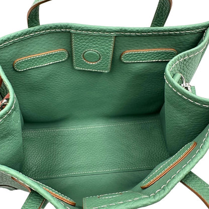 interno Borsa Gianni Chiarini in pelle martellata color verde menta; munita di una pochette amovibile, doppi manici e una tracolla. Completa di dustbag e cartellino, di lusso, usata, originale. 