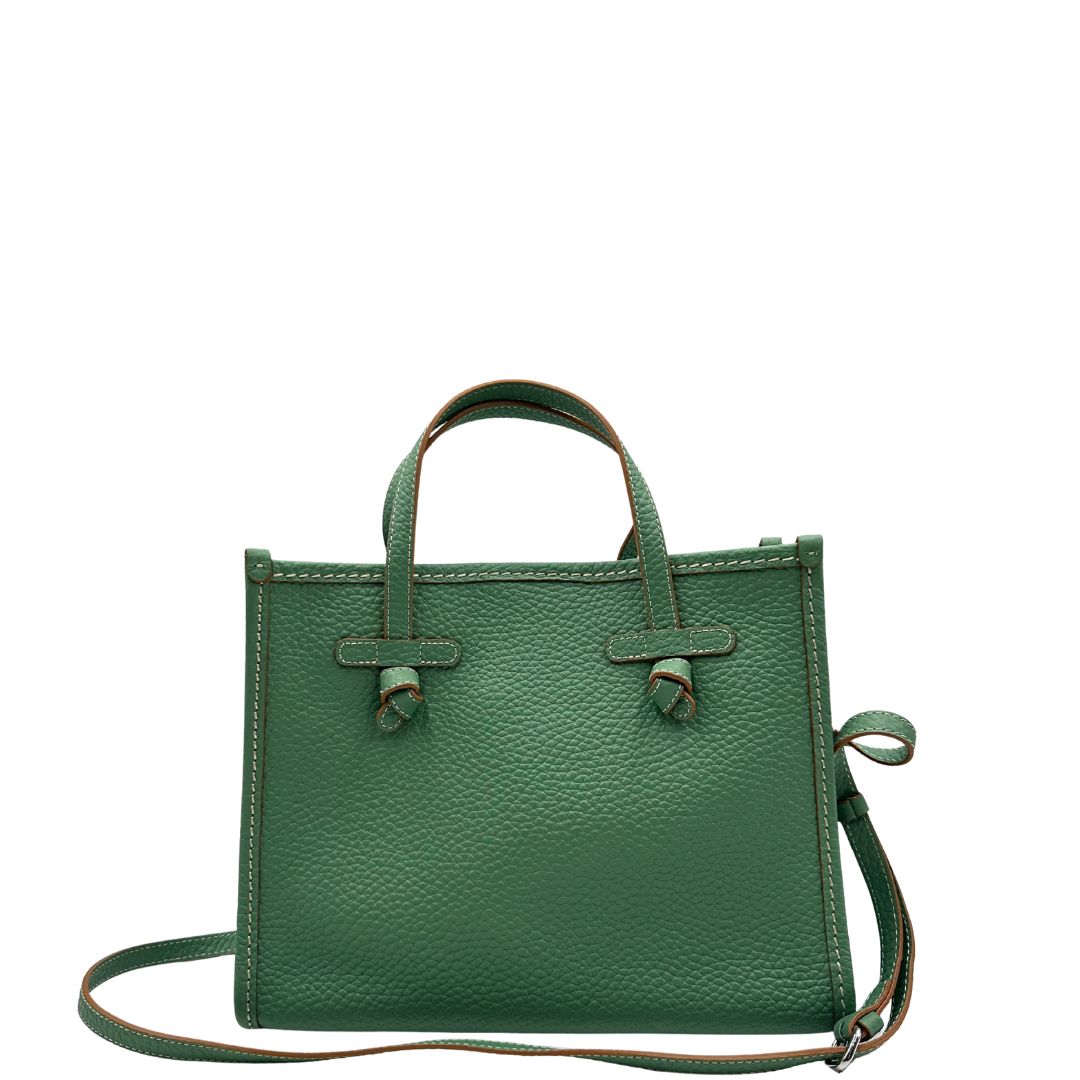 retro Borsa Gianni Chiarini in pelle martellata color verde menta; munita di una pochette amovibile, doppi manici e una tracolla. Completa di dustbag e cartellino, di lusso, usata, originale. 
