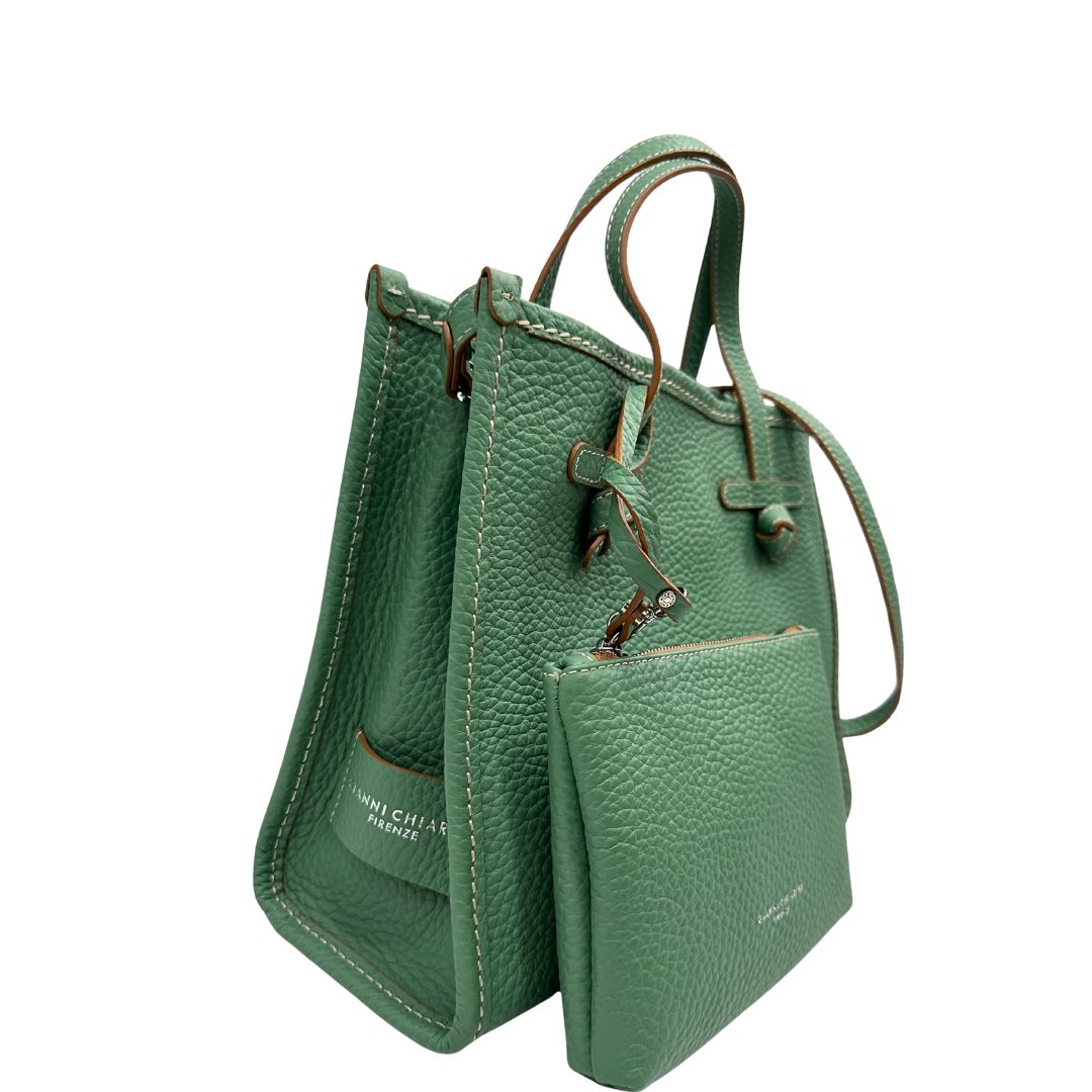 lato Borsa Gianni Chiarini in pelle martellata color verde menta; munita di una pochette amovibile, doppi manici e una tracolla. Completa di dustbag e cartellino, di lusso, usata, originale. 