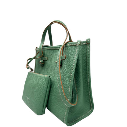lato Borsa Gianni Chiarini in pelle martellata color verde menta; munita di una pochette amovibile, doppi manici e una tracolla. Completa di dustbag e cartellino, di lusso, usata, originale. 