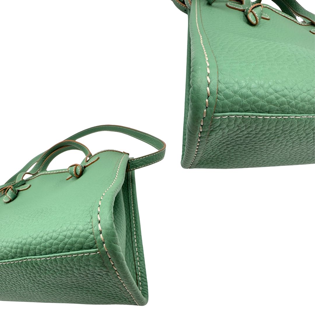 angoli Borsa Gianni Chiarini in pelle martellata color verde menta; munita di una pochette amovibile, doppi manici e una tracolla. Completa di dustbag e cartellino, di lusso, usata, originale. 