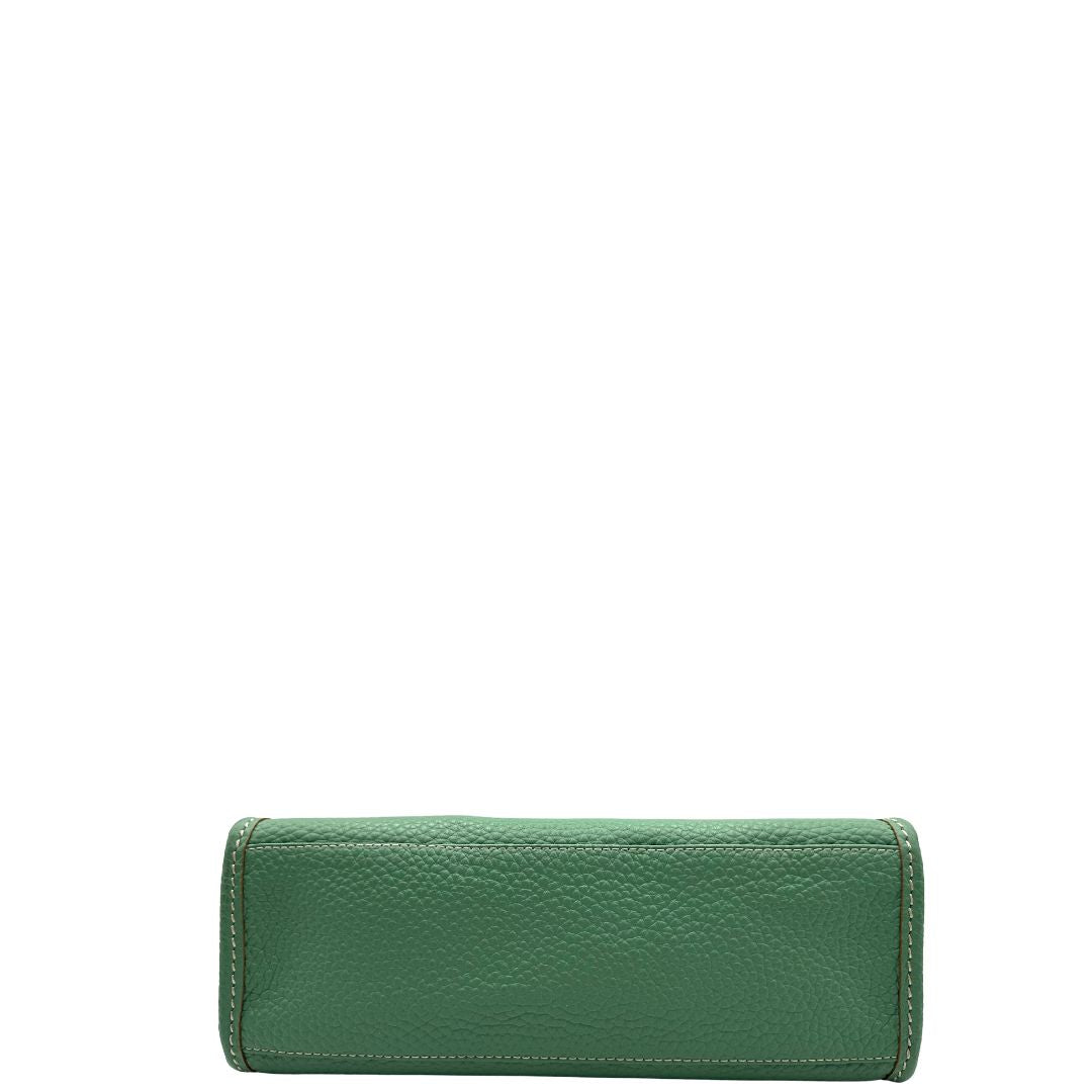 base Borsa Gianni Chiarini in pelle martellata color verde menta; munita di una pochette amovibile, doppi manici e una tracolla. Completa di dustbag e cartellino, di lusso, usata, originale. 