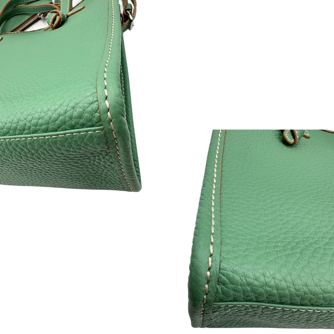 angoli Borsa Gianni Chiarini in pelle martellata color verde menta; munita di una pochette amovibile, doppi manici e una tracolla. Completa di dustbag e cartellino, di lusso, usata, originale. 