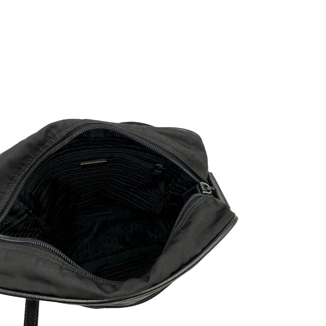 Interno di una Borsa Prada in nylon nero con finiture in pelle tono su tono e parti metalliche argentate; munita di una tracolla in tessuto regolabile. Originale, usata, di lusso, in ottime condizioni