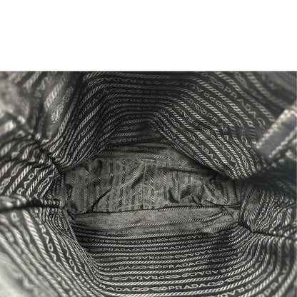 Interno di una Borsa Prada in nylon nero con finiture in pelle tono su tono e parti metalliche argentate; munita di una tracolla in tessuto regolabile. Originale, usata, di lusso, in ottime condizioni