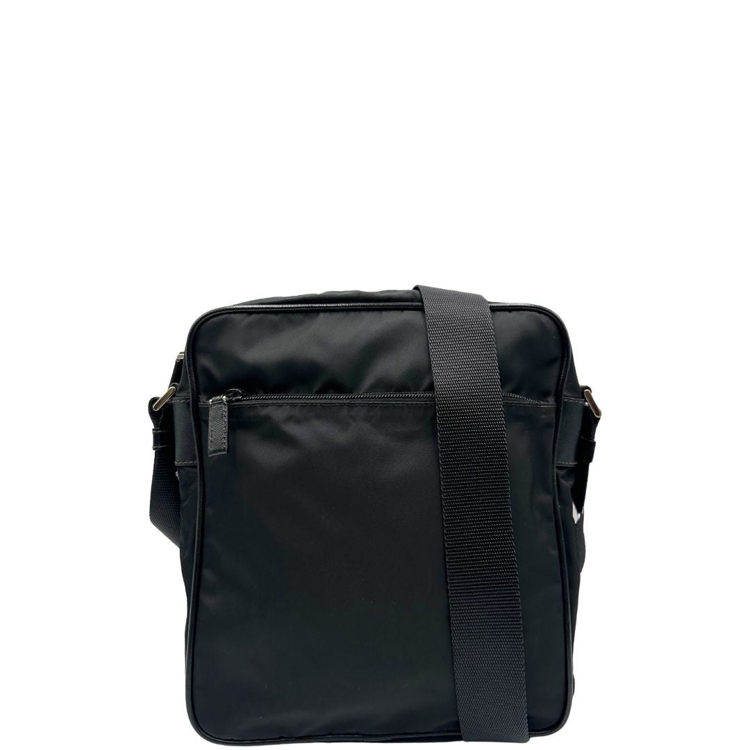 Front di una Borsa Prada in nylon nero con finiture in pelle tono su tono e parti metalliche argentate; munita di una tracolla in tessuto regolabile. Originale, usata, di lusso, in ottime condizioni