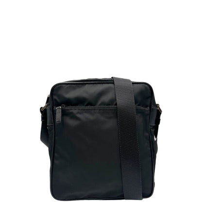 Front di una Borsa Prada in nylon nero con finiture in pelle tono su tono e parti metalliche argentate; munita di una tracolla in tessuto regolabile. Originale, usata, di lusso, in ottime condizioni