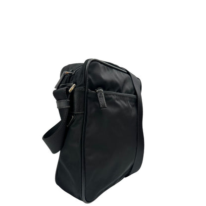 Lato destro di una Borsa Prada in nylon nero con finiture in pelle tono su tono e parti metalliche argentate; munita di una tracolla in tessuto regolabile. Originale, usata, di lusso, in ottime condizioni