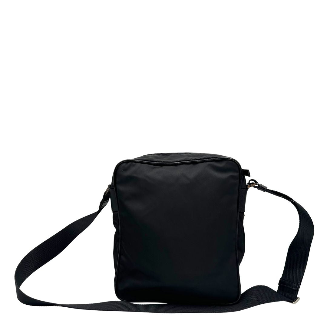 Retro di una Borsa Prada in nylon nero con finiture in pelle tono su tono e parti metalliche argentate; munita di una tracolla in tessuto regolabile. Originale, usata, di lusso, in ottime condizioni