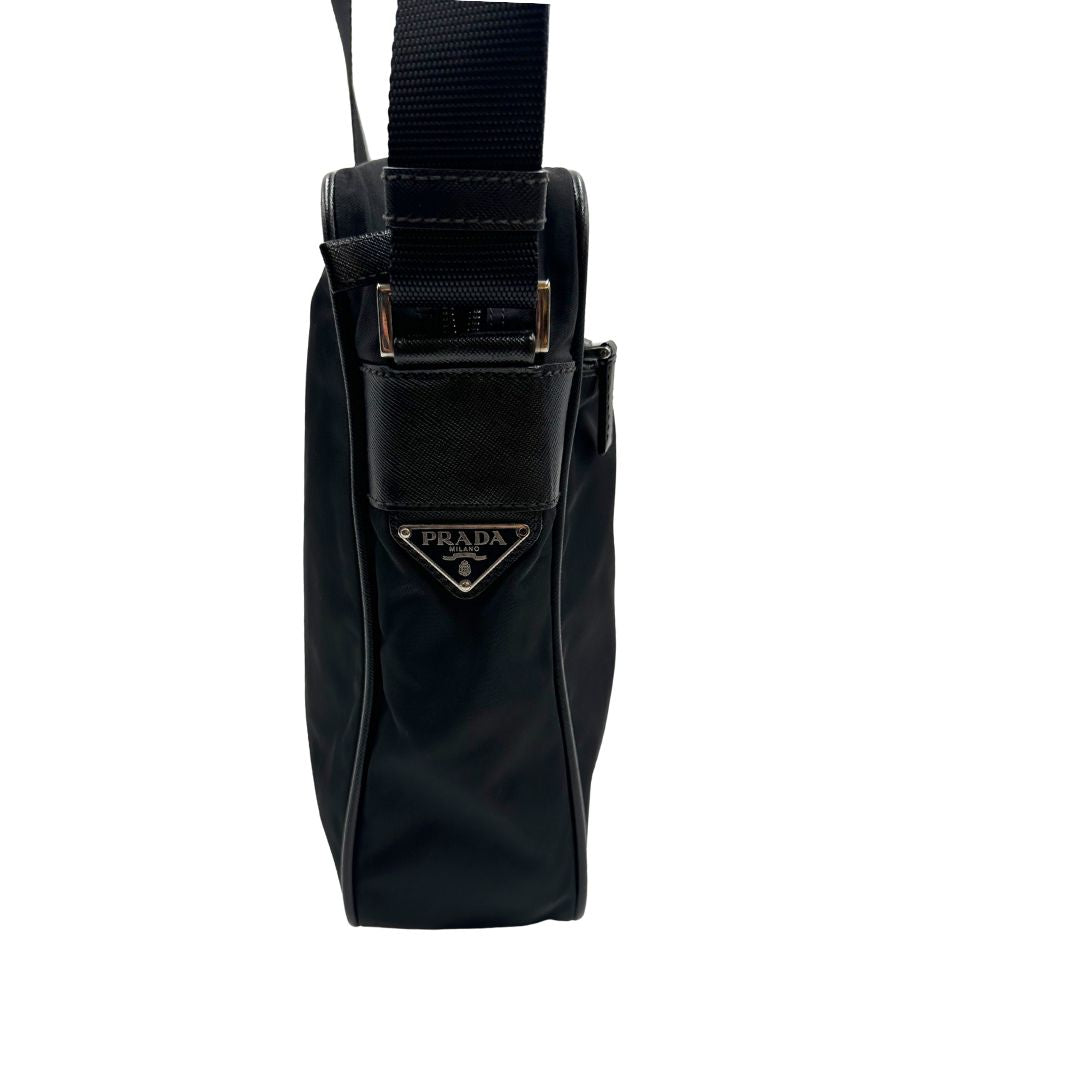 Borsa Prada in nylon nero con finiture in pelle tono su tono e parti metalliche argentate; munita di una tracolla in tessuto regolabile. Originale, usata, di lusso, in ottime condizioni