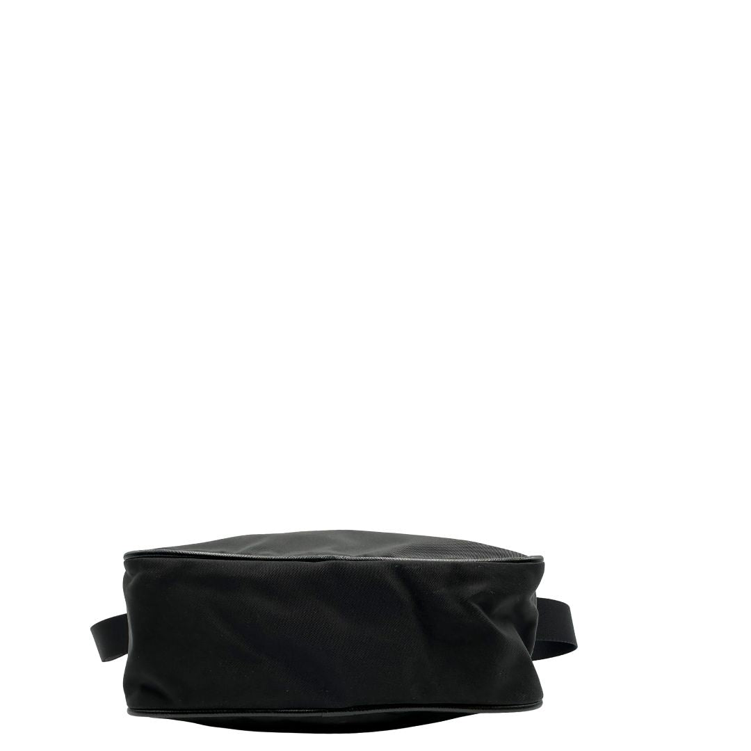 Base di una Borsa Prada in nylon nero con finiture in pelle tono su tono e parti metalliche argentate; munita di una tracolla in tessuto regolabile. Originale, usata, di lusso, in ottime condizioni