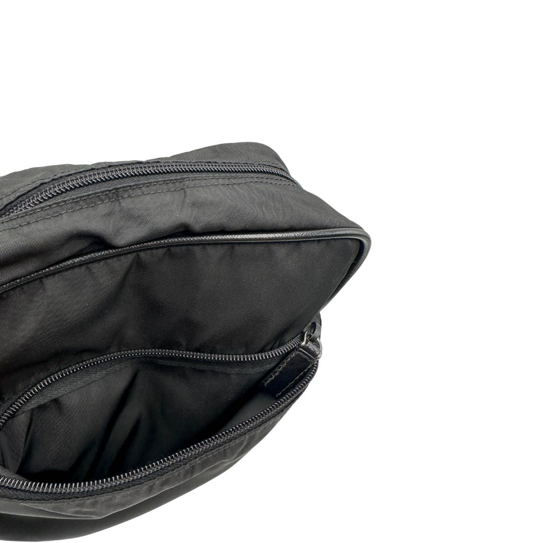 Borsa Prada in nylon nero con finiture in pelle tono su tono e parti metalliche argentate; munita di una tracolla in tessuto regolabile. Originale, usata, di lusso, in ottime condizioni