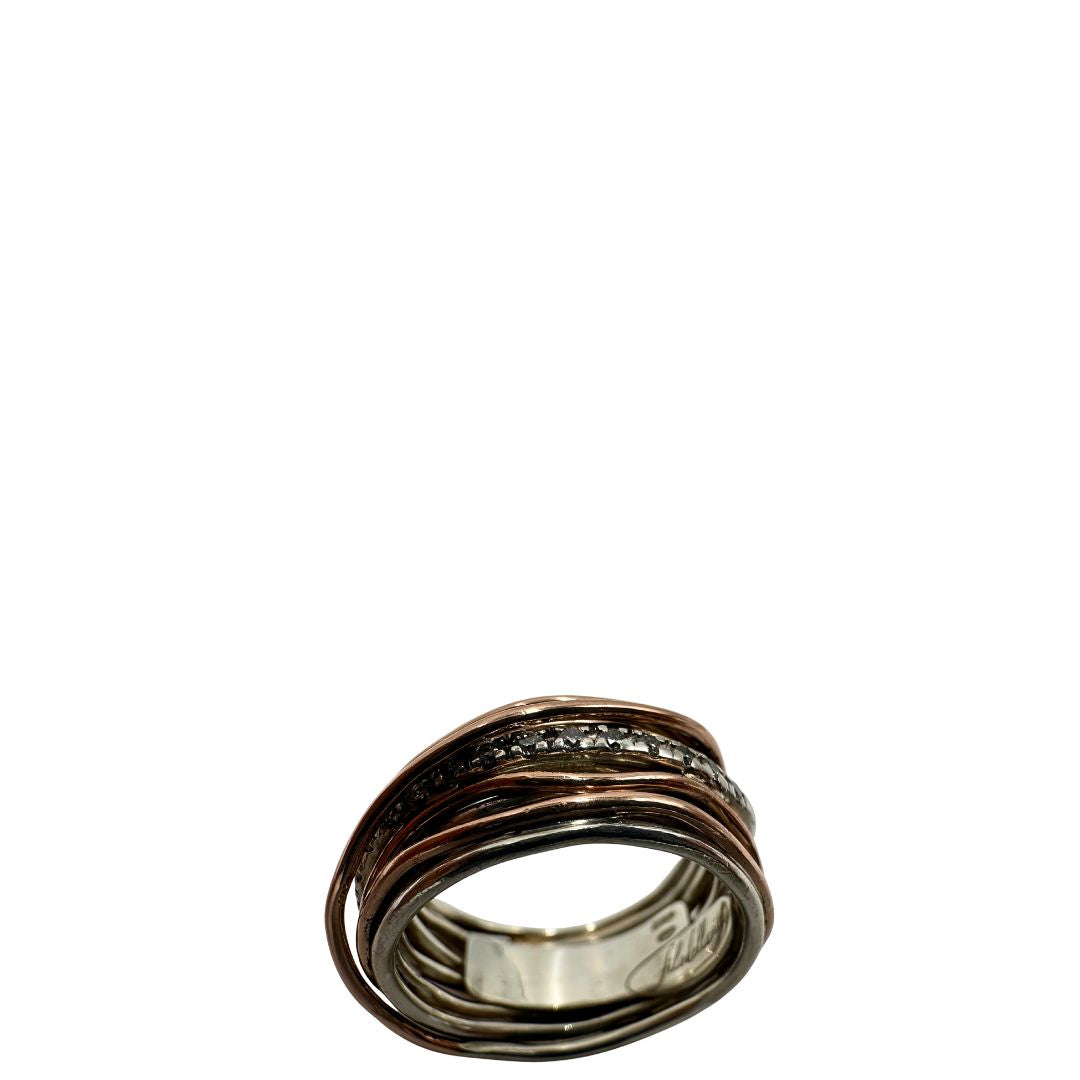 Tredici fili in Oro Rosa 9kt e Argento 925 arricchito al Palladio intrecciati sulla cui superficie risplendono sedici Diamanti Bianchi taglio brillante da 0.21 ct, di lusso, originale, ottime condizioni.