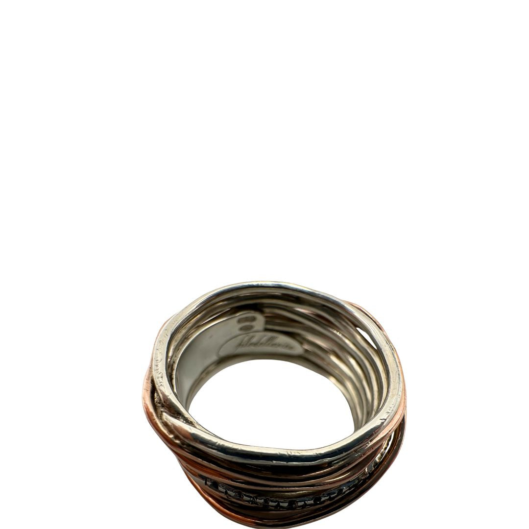 Tredici fili in Oro Rosa 9kt e Argento 925 arricchito al Palladio intrecciati sulla cui superficie risplendono sedici Diamanti Bianchi taglio brillante da 0.21 ct, di lusso, originale, ottime condizioni.