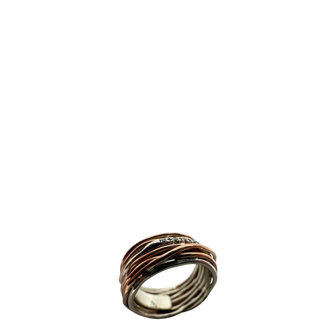 Tredici fili in Oro Rosa 9kt e Argento 925 arricchito al Palladio intrecciati sulla cui superficie risplendono sedici Diamanti Bianchi taglio brillante da 0.21 ct, di lusso, originale, ottime condizioni.