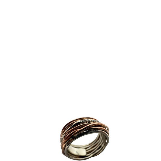 Tredici fili in Oro Rosa 9kt e Argento 925 arricchito al Palladio intrecciati sulla cui superficie risplendono sedici Diamanti Bianchi taglio brillante da 0.21 ct, di lusso, originale, ottime condizioni.