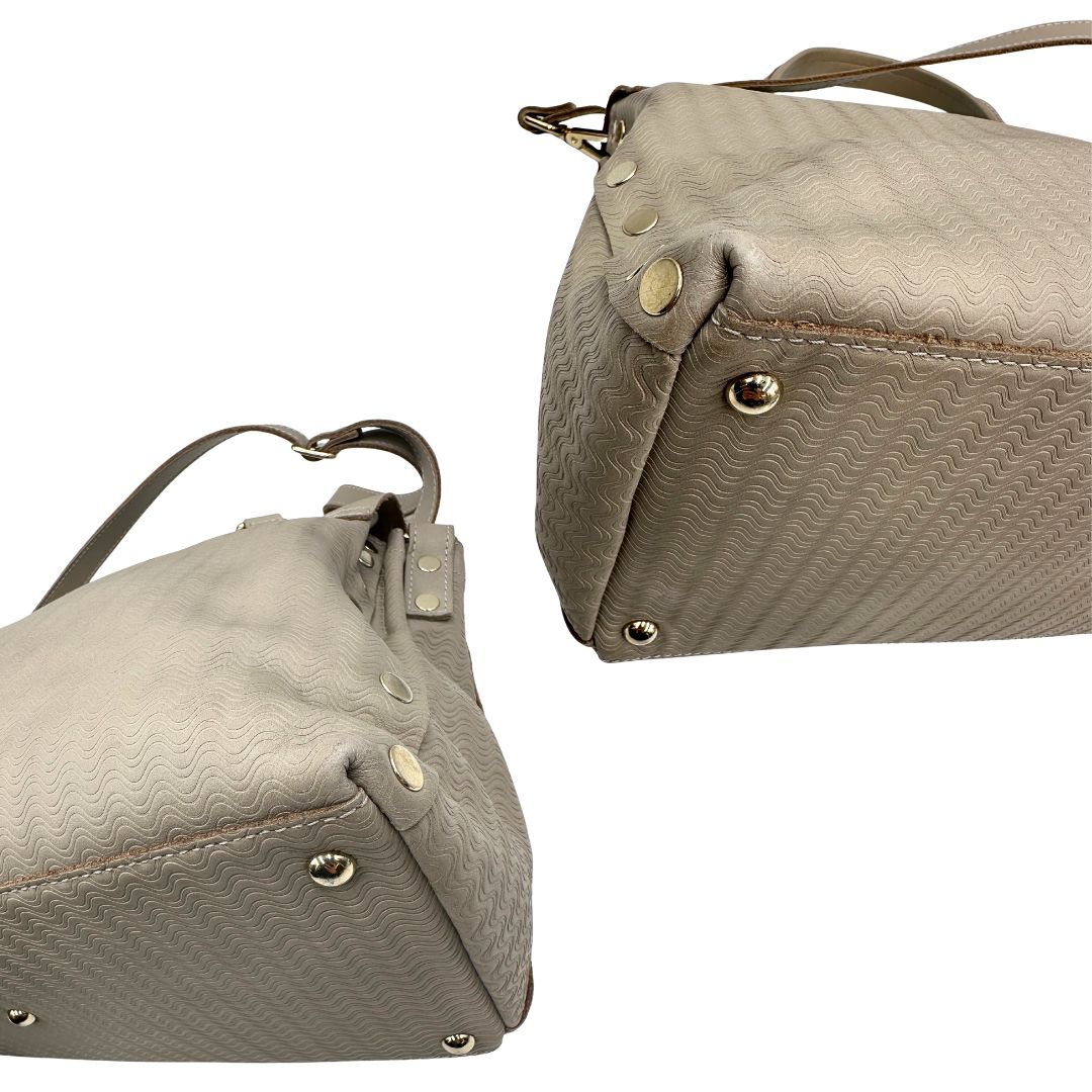 angoli Borsa Zanellato in pelle trama blandine grigio chiaro con parti metalliche argentate; munita di un manico singolo e una tracolla amovibile e regolabile, di lusso, originale, ottime condizioni. 