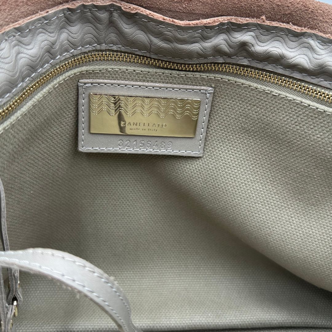 interno Borsa Zanellato in pelle trama blandine grigio chiaro con parti metalliche argentate; munita di un manico singolo e una tracolla amovibile e regolabile, di lusso, originale, ottime condizioni. 