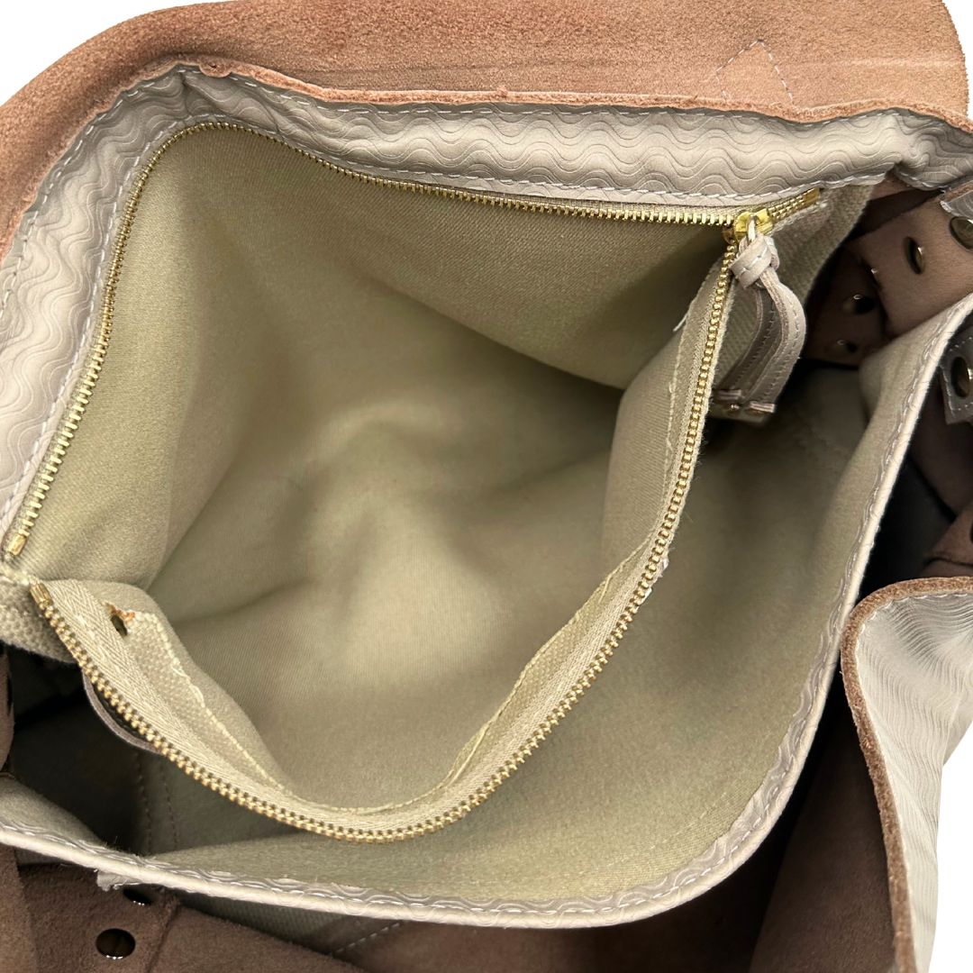 interno Borsa Zanellato in pelle trama blandine grigio chiaro con parti metalliche argentate; munita di un manico singolo e una tracolla amovibile e regolabile, di lusso, originale, ottime condizioni. 