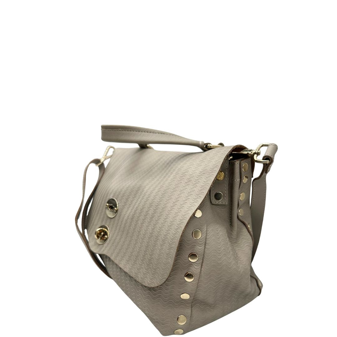 lato Borsa Zanellato in pelle trama blandine grigio chiaro con parti metalliche argentate; munita di un manico singolo e una tracolla amovibile e regolabile, di lusso, originale, ottime condizioni.