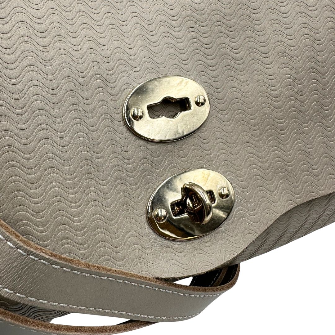 rotazione Borsa Zanellato in pelle trama blandine grigio chiaro con parti metalliche argentate; munita di un manico singolo e una tracolla amovibile e regolabile, di lusso, originale, ottime condizioni.