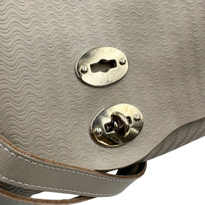 rotazione Borsa Zanellato in pelle trama blandine grigio chiaro con parti metalliche argentate; munita di un manico singolo e una tracolla amovibile e regolabile, di lusso, originale, ottime condizioni.