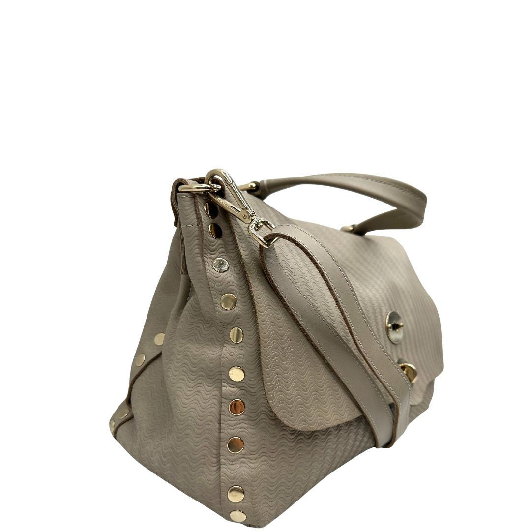 lato Borsa Zanellato in pelle trama blandine grigio chiaro con parti metalliche argentate; munita di un manico singolo e una tracolla amovibile e regolabile, di lusso, originale, ottime condizioni. 