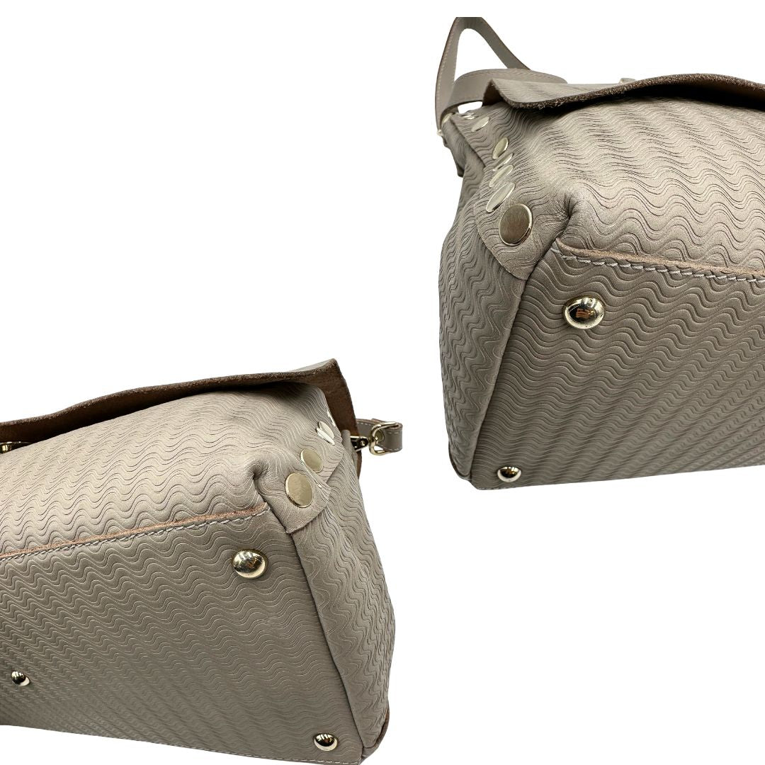 angoli Borsa Zanellato in pelle trama blandine grigio chiaro con parti metalliche argentate; munita di un manico singolo e una tracolla amovibile e regolabile, di lusso, originale, ottime condizioni. 