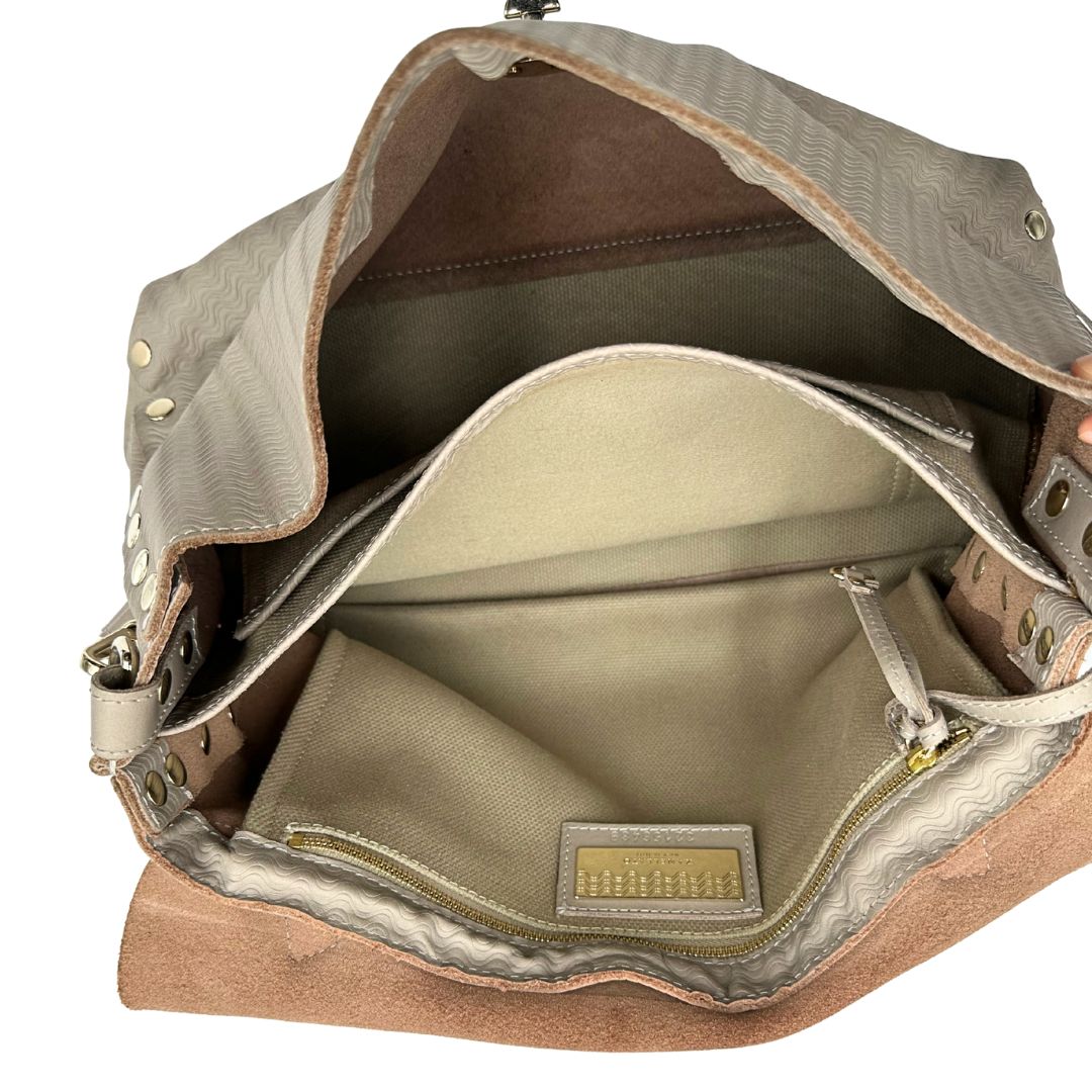 interno Borsa Zanellato in pelle trama blandine grigio chiaro con parti metalliche argentate; munita di un manico singolo e una tracolla amovibile e regolabile, di lusso, originale, ottime condizioni. 