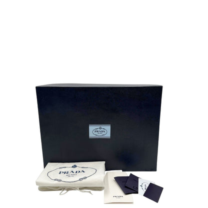 Corredo Zaino Prada in tessuto nylon nero e finiture in pelle saffiano tono su tono. Parti metalliche argentate; munito di doppie bretelle in tessuto regolabili. Completo di corredo e card d'autenticità. Originale, usato, di lusso, in condizioni eccellenti.