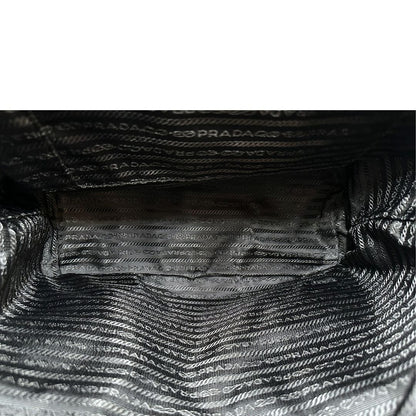 Interno di un Zaino Prada in tessuto nylon nero e finiture in pelle saffiano tono su tono. Parti metalliche argentate; munito di doppie bretelle in tessuto regolabili. Completo di corredo e card d'autenticità. Originale, usato, di lusso, in condizioni eccellenti.