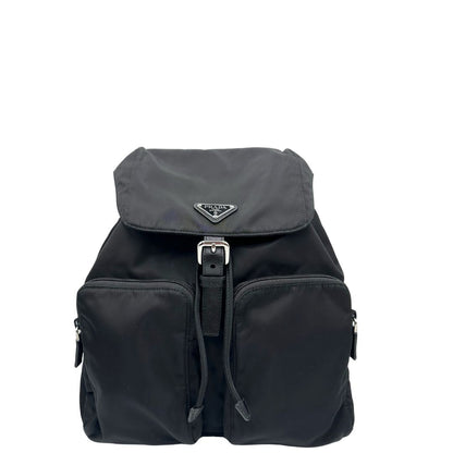 Front di una Zaino Prada in tessuto nylon nero e finiture in pelle saffiano tono su tono. Parti metalliche argentate; munito di doppie bretelle in tessuto regolabili. Completo di corredo e card d'autenticità. Originale, usato, di lusso, in condizioni eccellenti.