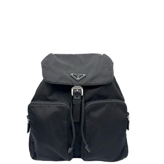 Front di una Zaino Prada in tessuto nylon nero e finiture in pelle saffiano tono su tono. Parti metalliche argentate; munito di doppie bretelle in tessuto regolabili. Completo di corredo e card d'autenticità. Originale, usato, di lusso, in condizioni eccellenti.