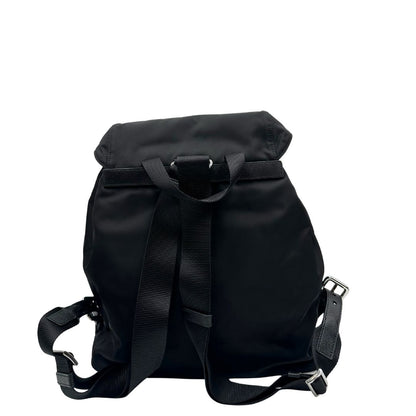 Retro di un Zaino Prada in tessuto nylon nero e finiture in pelle saffiano tono su tono. Parti metalliche argentate; munito di doppie bretelle in tessuto regolabili. Completo di corredo e card d'autenticità. Originale, usato, di lusso, in condizioni eccellenti.