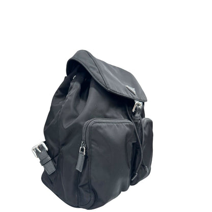 Lato destro di una Zaino Prada in tessuto nylon nero e finiture in pelle saffiano tono su tono. Parti metalliche argentate; munito di doppie bretelle in tessuto regolabili. Completo di corredo e card d'autenticità. Originale, usato, di lusso, in condizioni eccellenti.