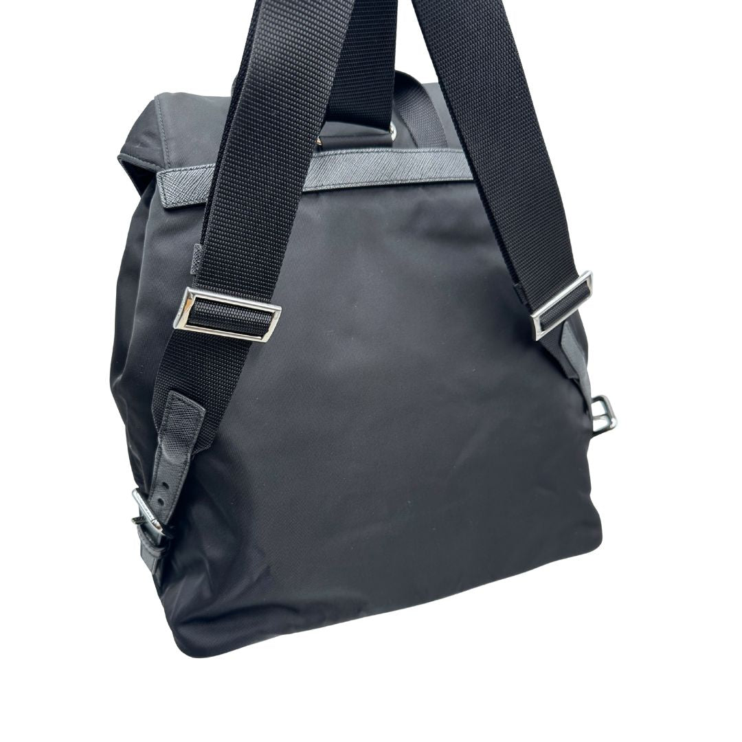  Zaino Prada in tessuto nylon nero e finiture in pelle saffiano tono su tono. Parti metalliche argentate; munito di doppie bretelle in tessuto regolabili. Completo di corredo e card d'autenticità. Originale, usato, di lusso, in condizioni eccellenti.