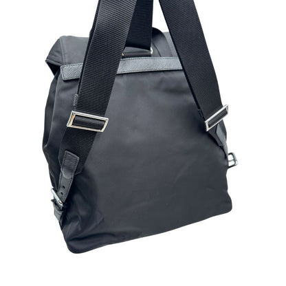  Zaino Prada in tessuto nylon nero e finiture in pelle saffiano tono su tono. Parti metalliche argentate; munito di doppie bretelle in tessuto regolabili. Completo di corredo e card d'autenticità. Originale, usato, di lusso, in condizioni eccellenti.